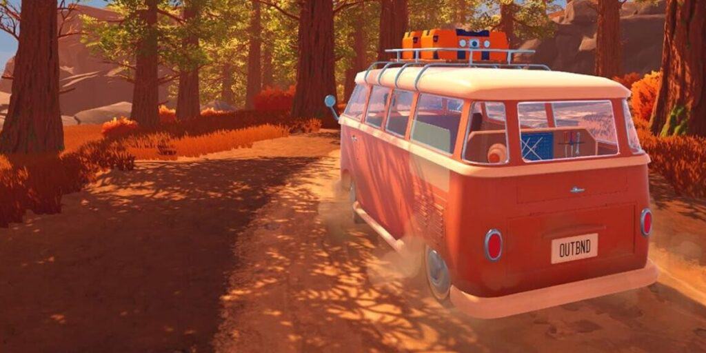 Camper vintage rosso in viaggio tra boschi autunnali.