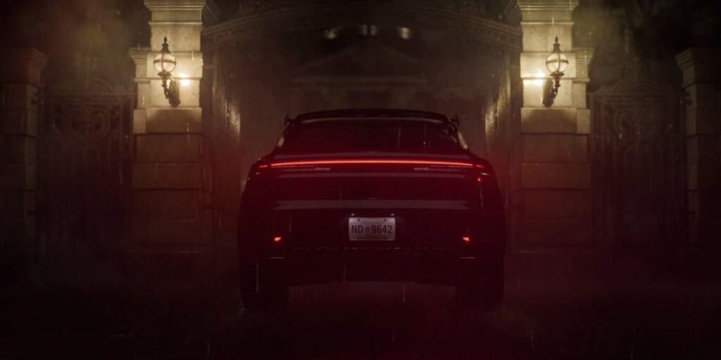 Auto misteriosa in un garage buio con luci soffuse e atmosfera inquietante.