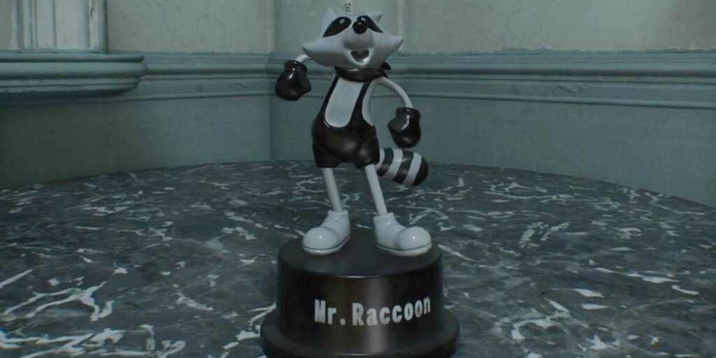 Mascotte di Mr. Raccoon di Resident Evil su una superficie in marmo.